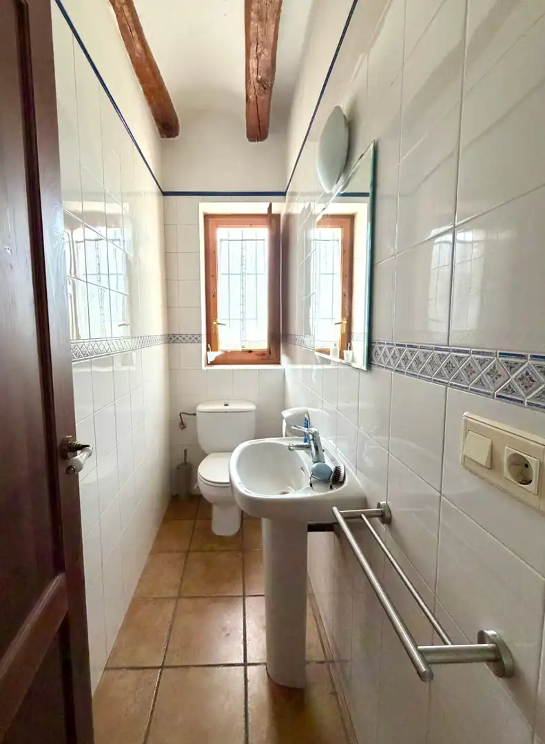 Bany de Finca rústica de lloguer en Canyelles amb Aire condicionat, Calefacció i Jardí privat