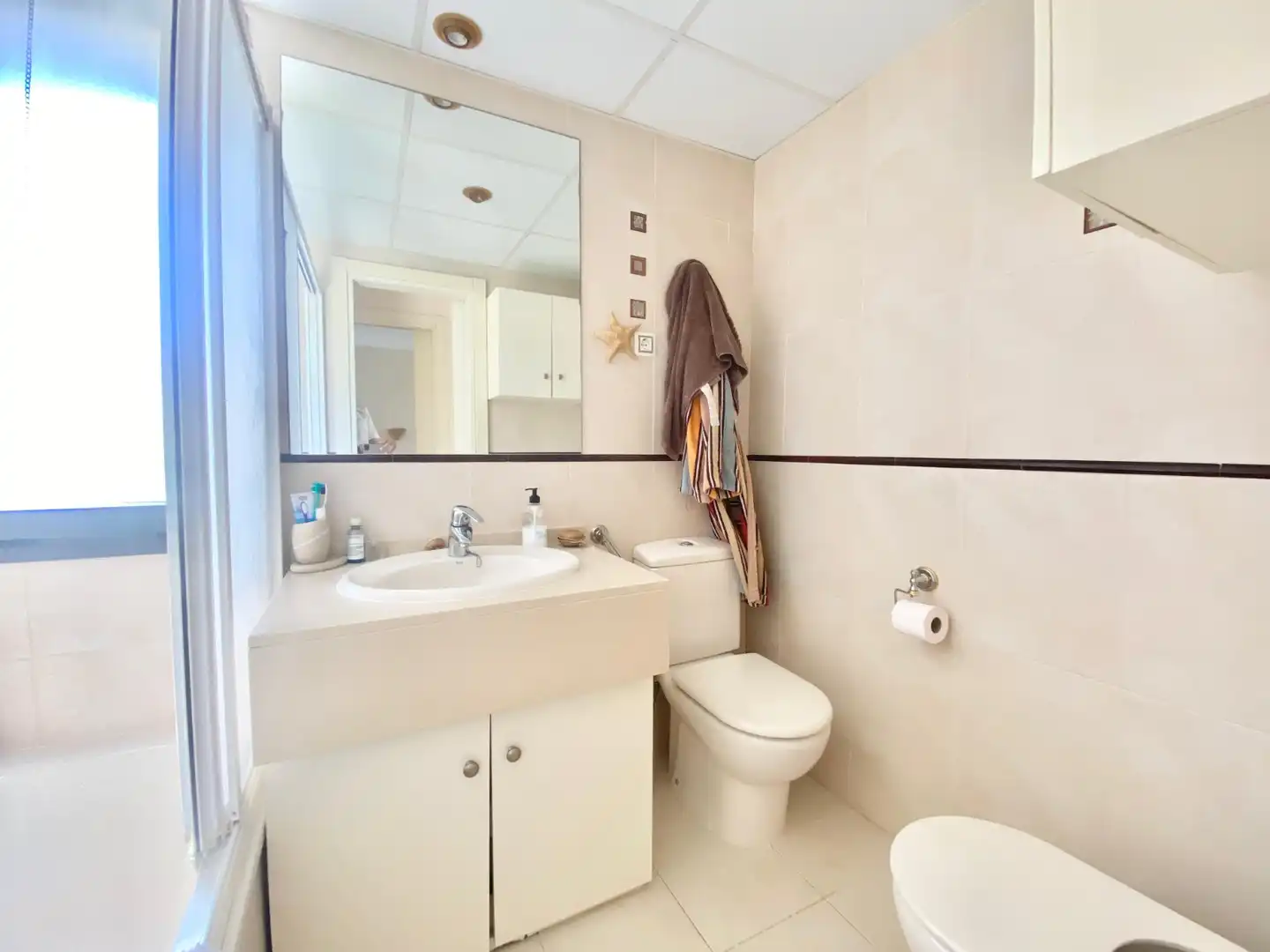 Baño de Apartamento de alquiler en Benidorm con Aire acondicionado, Calefacción y Terraza