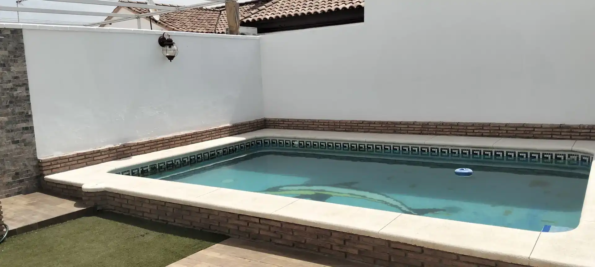 Piscina de Casa adosada en venda en Alcalá del Río amb Aire condicionat