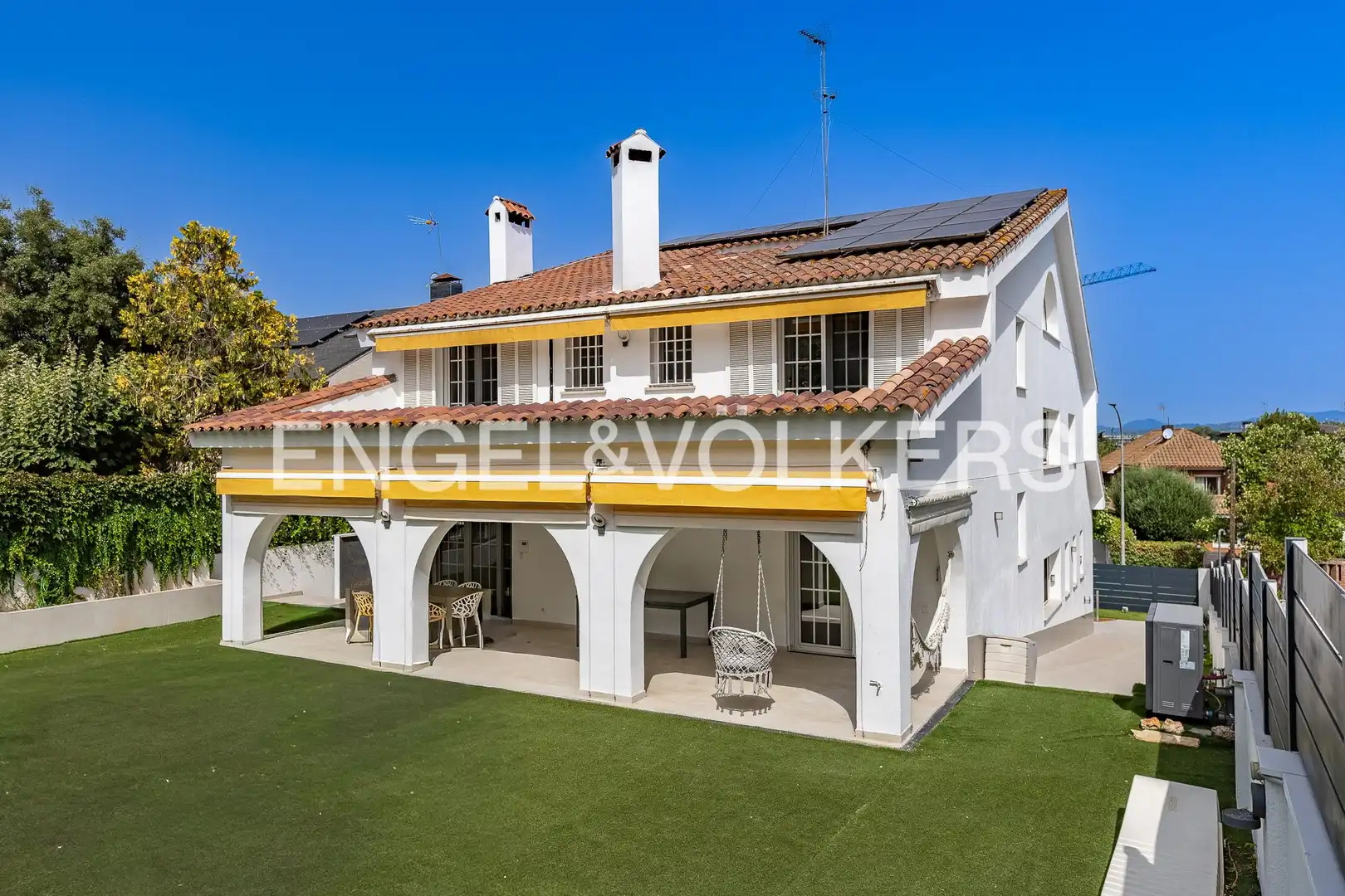 Vista exterior de Casa o xalet de lloguer en Sant Cugat del Vallès amb Aire condicionat, Calefacció i Jardí privat