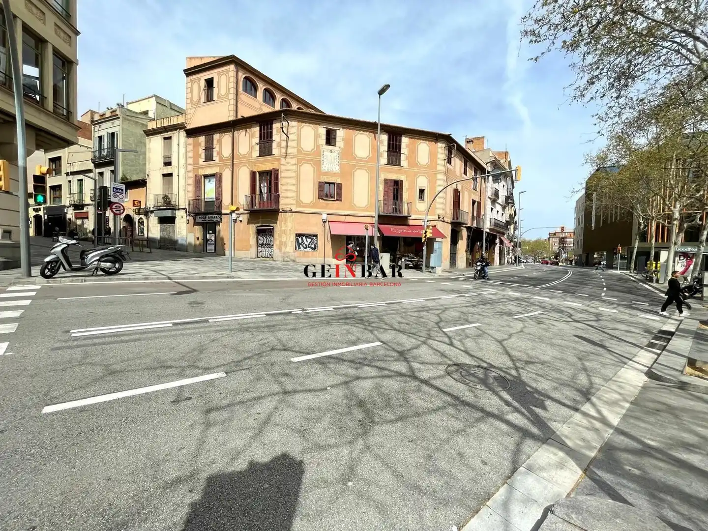 Vista exterior de Planta baja en venta en Barcelona con Trastero y Alarma