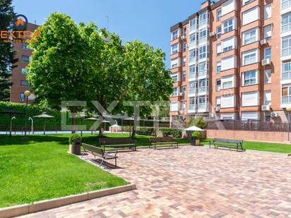 Vista exterior de Pis en venda en  Madrid Capital amb Calefacció, Jardí privat i Parquet