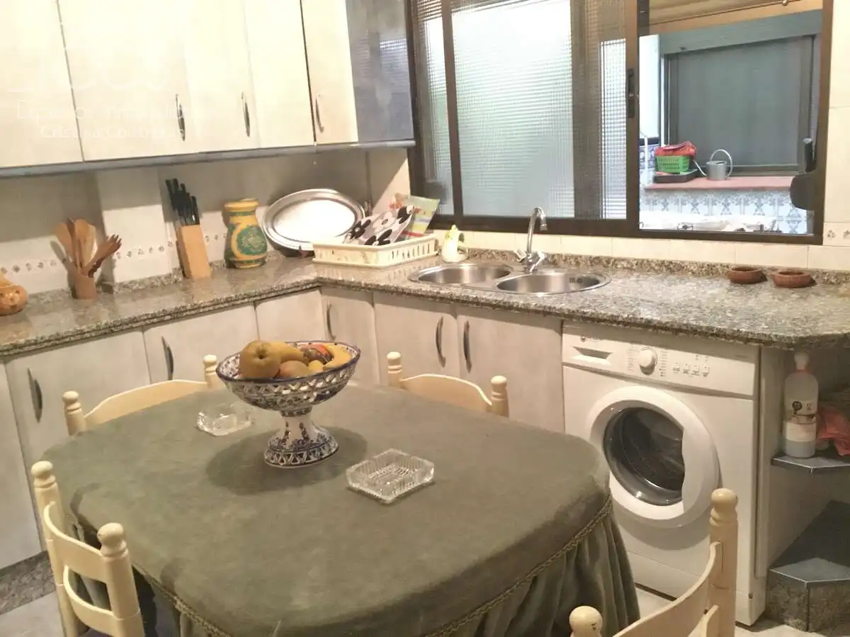 Küche von Einfamilien-Reihenhaus zum Verkauf in Sevilla mit Klimaanlage, Terrasse und Abstellraum