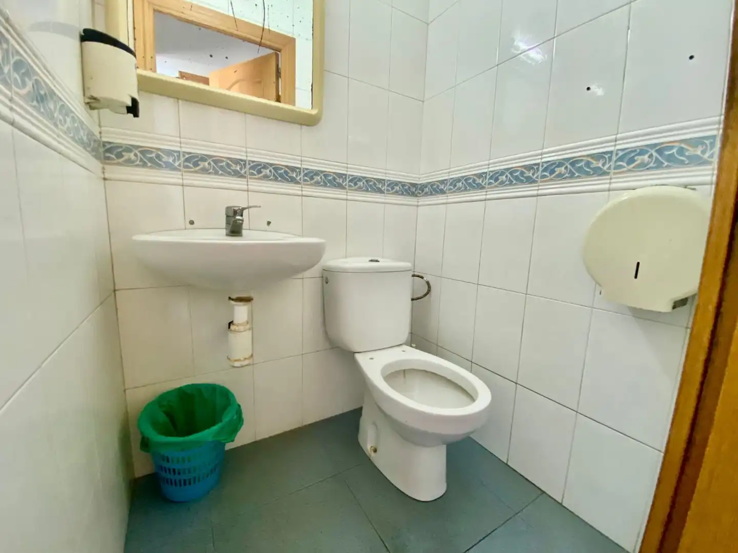 Bany de Local de lloguer en Torredembarra amb Aire condicionat