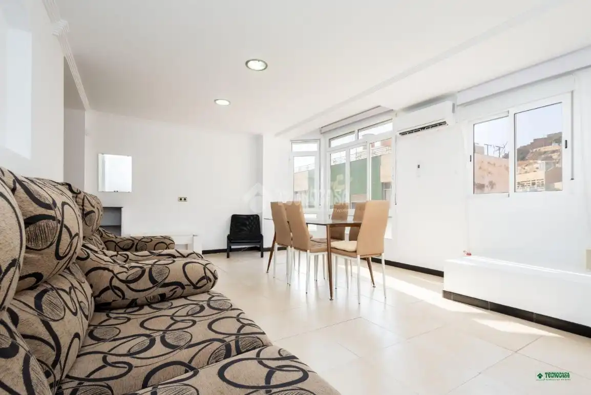 Vista exterior de Piso en venta en Almería con Calefacción y Balcón