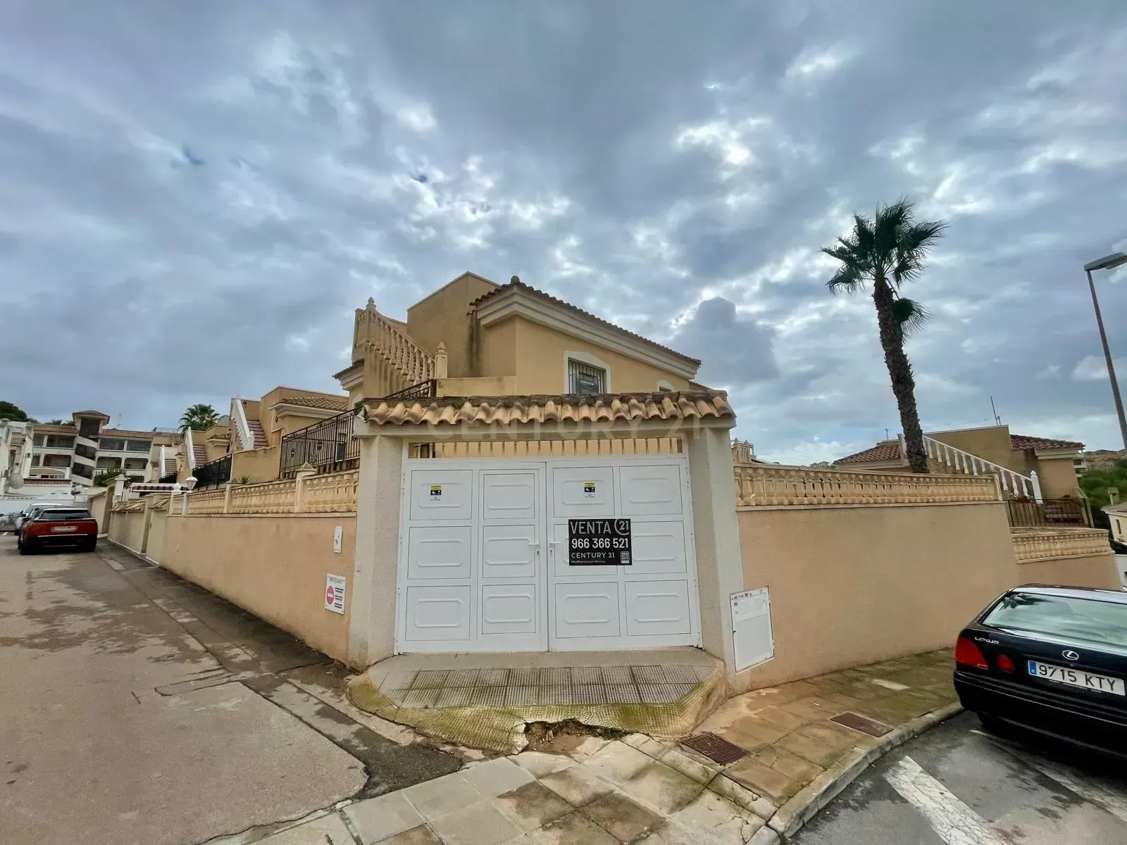 Vista exterior de Casa o xalet en venda en Orihuela amb Jardí privat