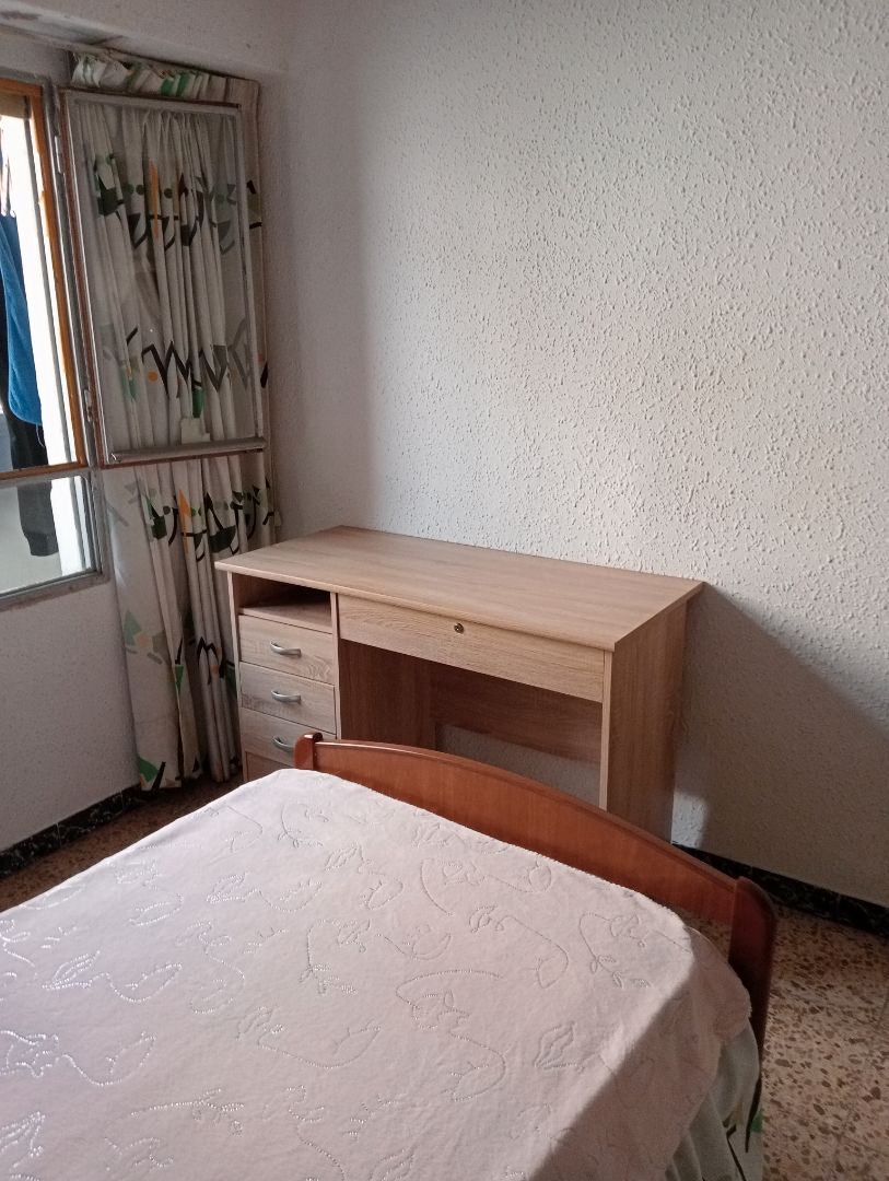 Dormitori de Pis de lloguer en  Valencia Capital amb Moblat i Balcó