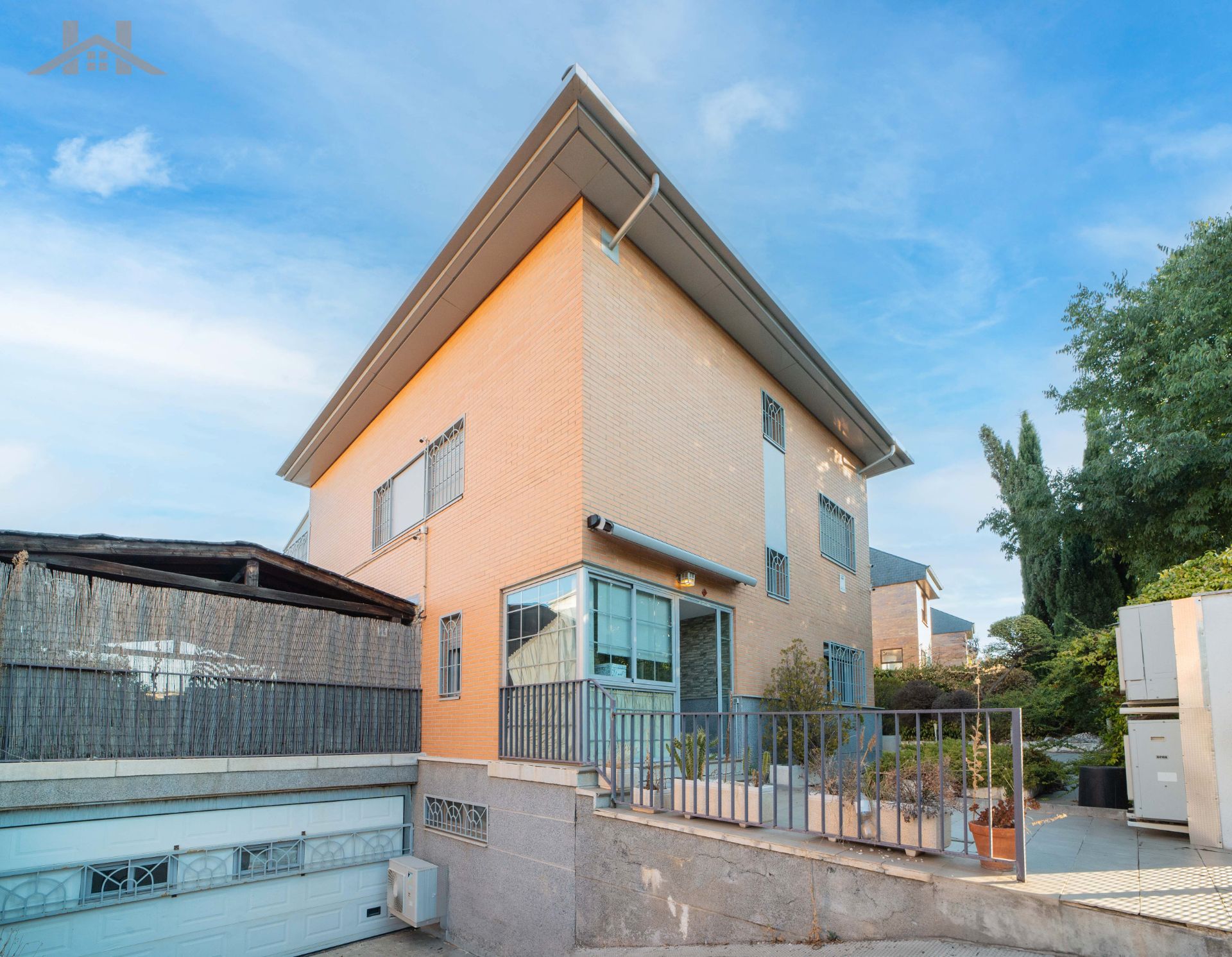 Vista exterior de Casa o xalet en venda en Arroyomolinos (Madrid) amb Aire condicionat, Calefacció i Jardí privat