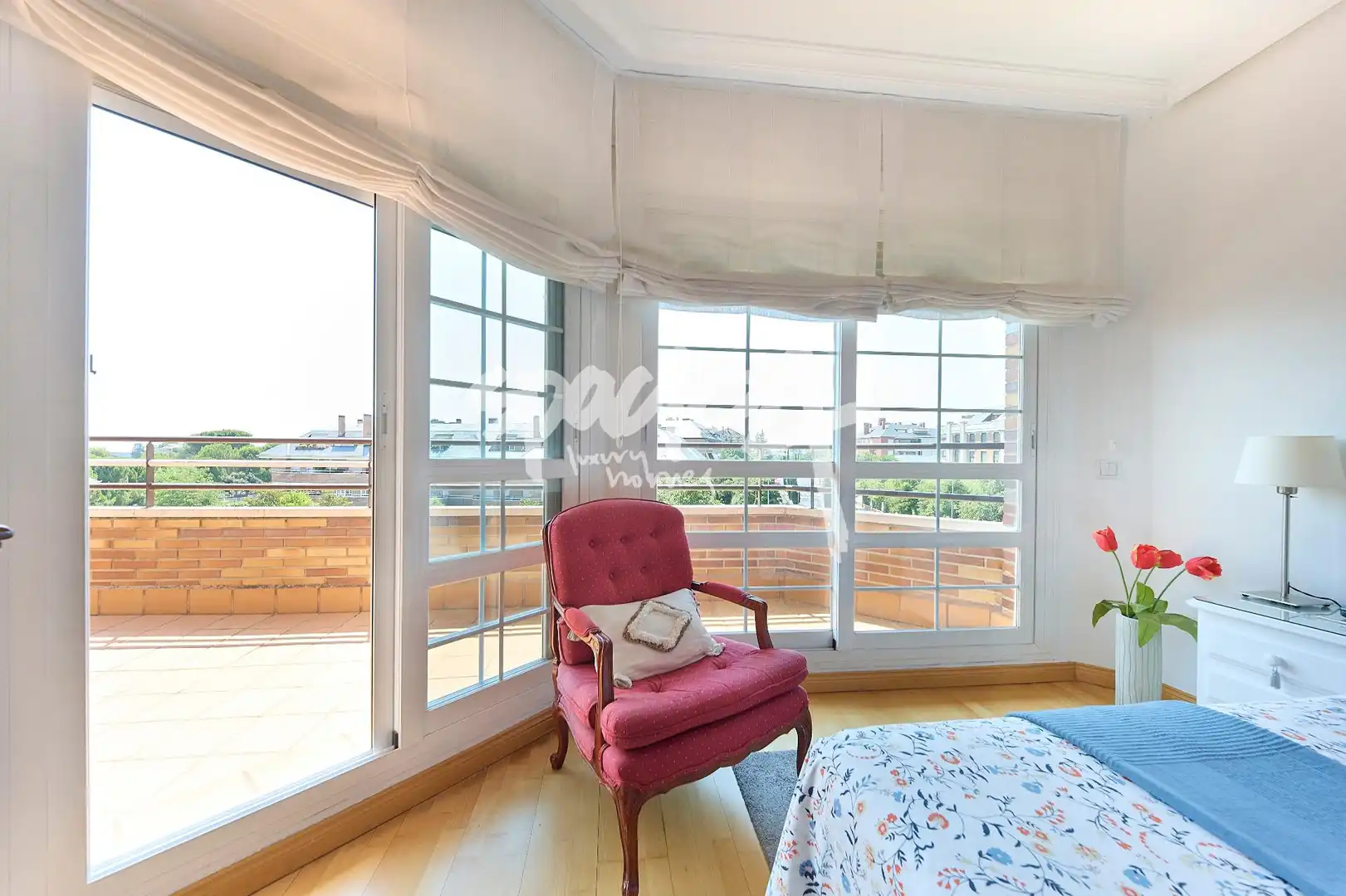 Schlafzimmer von Dachboden zum Verkauf in Majadahonda mit Heizung, Terrasse und Abstellraum