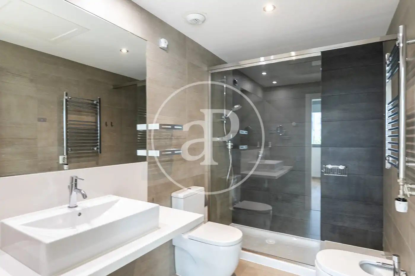 Bathroom of Flat for sale in Barcelona  with Air Conditioner, Heating and Storage room