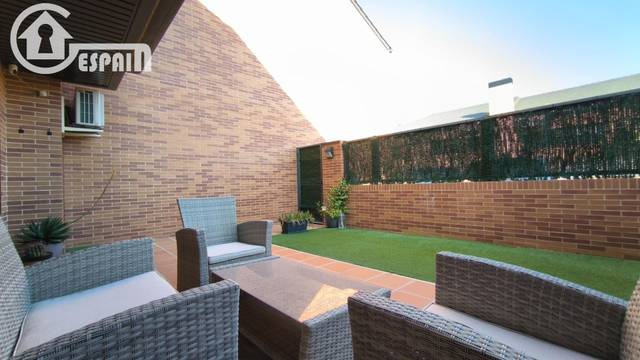 Casa adosada en Venta en Calle GRECIA en Urb. Belvalle