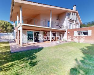 Vista exterior de Casa o xalet en venda en Igualada amb Aire condicionat, Terrassa i Piscina