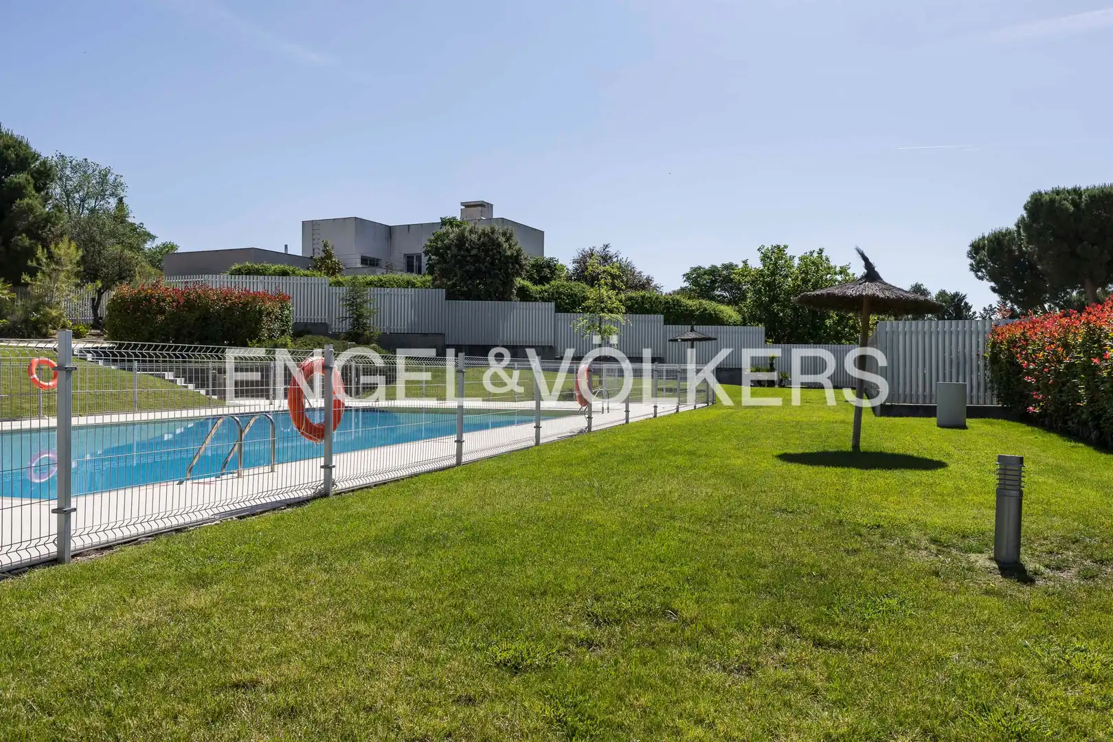 Piscina de Apartamento en venta en Pozuelo de Alarcón con Aire acondicionado, Calefacción y Jardín privado