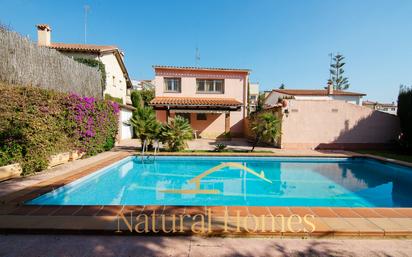 Vista exterior de Casa o xalet en venda en Vilassar de Dalt amb Piscina i Balcó