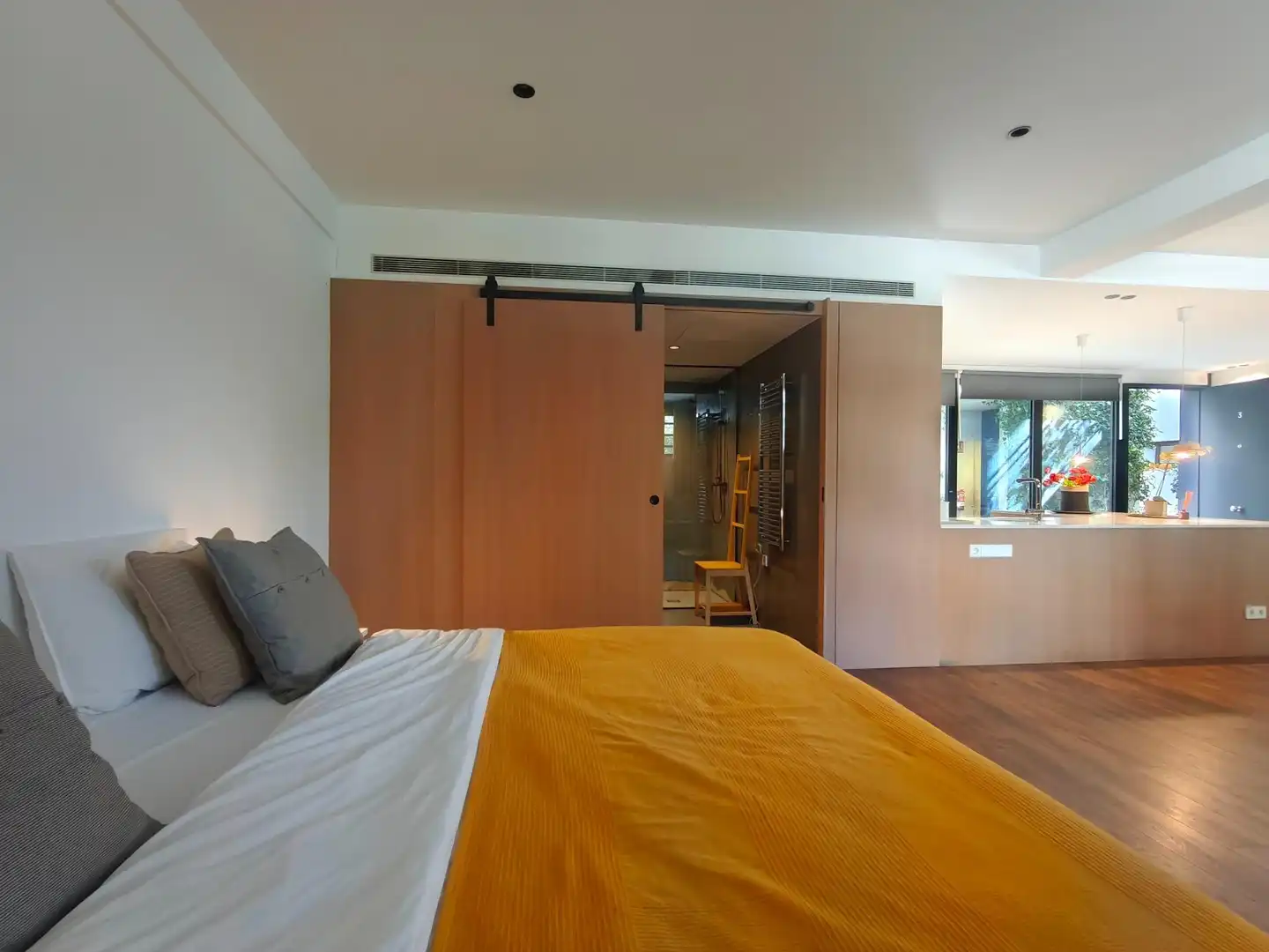 Dormitori de Apartament en venda en Barcelona amb Aire condicionat, Jardí privat i Piscina