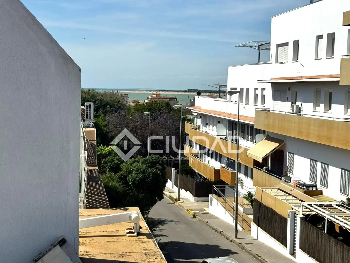 Vista exterior de Dúplex en venda en Sanlúcar de Barrameda amb Terrassa, Traster i Piscina comunitària