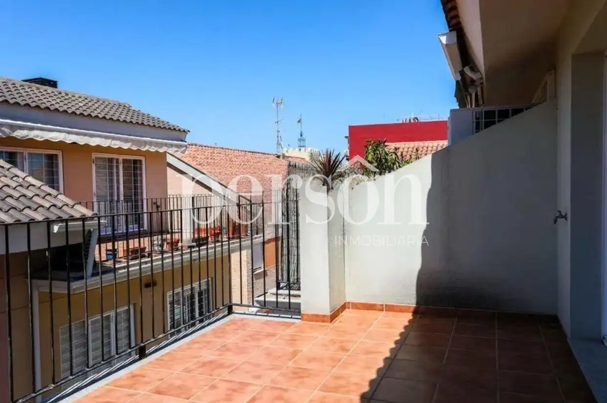 Terrasse von Einfamilien-Reihenhaus zum Verkauf in Moncada mit Klimaanlage, Privatgarten und Terrasse