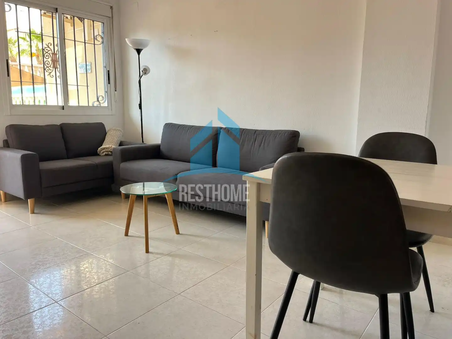 Sala d'estar de Apartament en venda en Torrevieja amb Aire condicionat, Jardí privat i Terrassa
