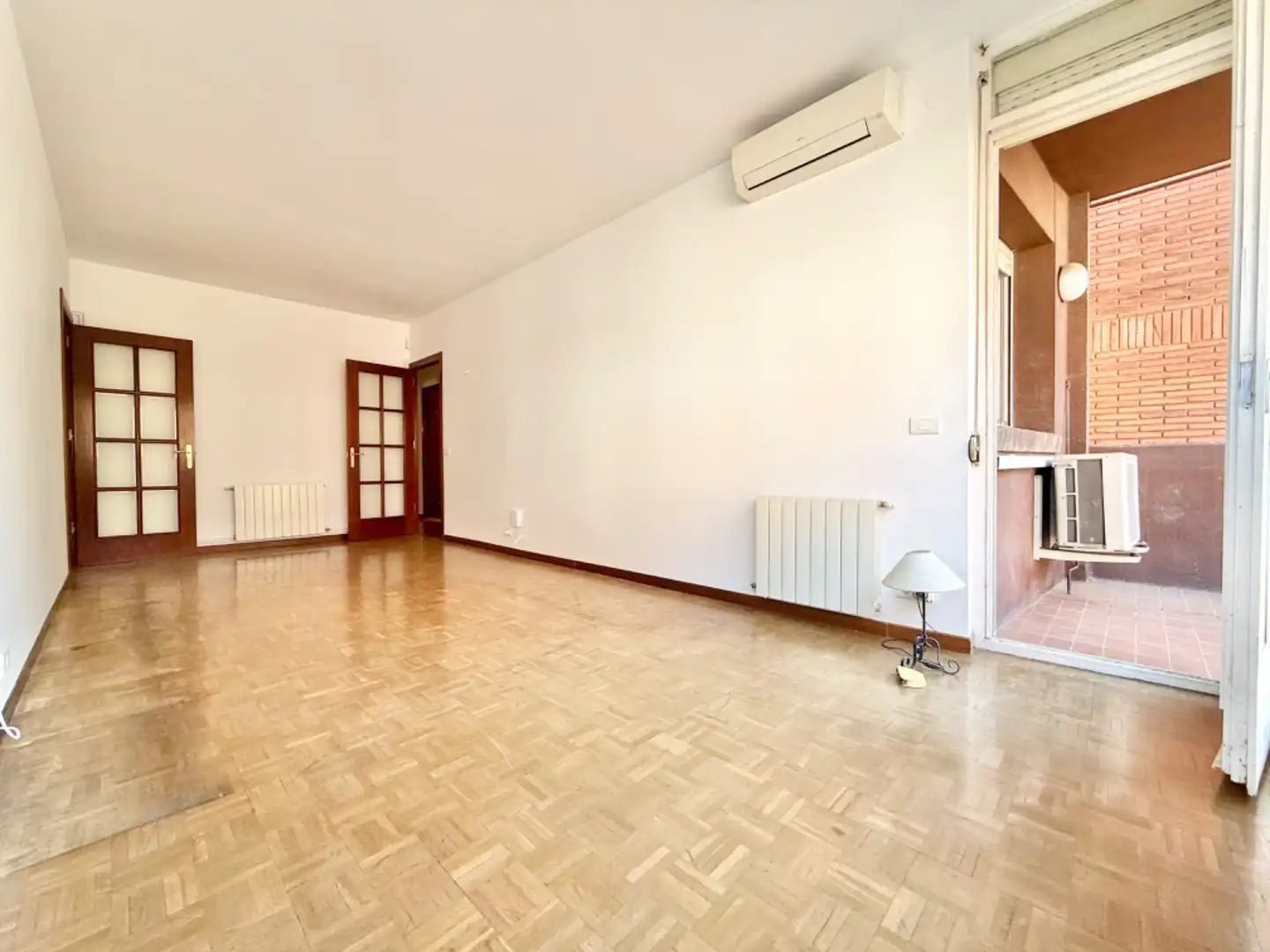 Living room of Flat for sale in Sant Just Desvern  with Air Conditioner, Heating and Parquet flooring