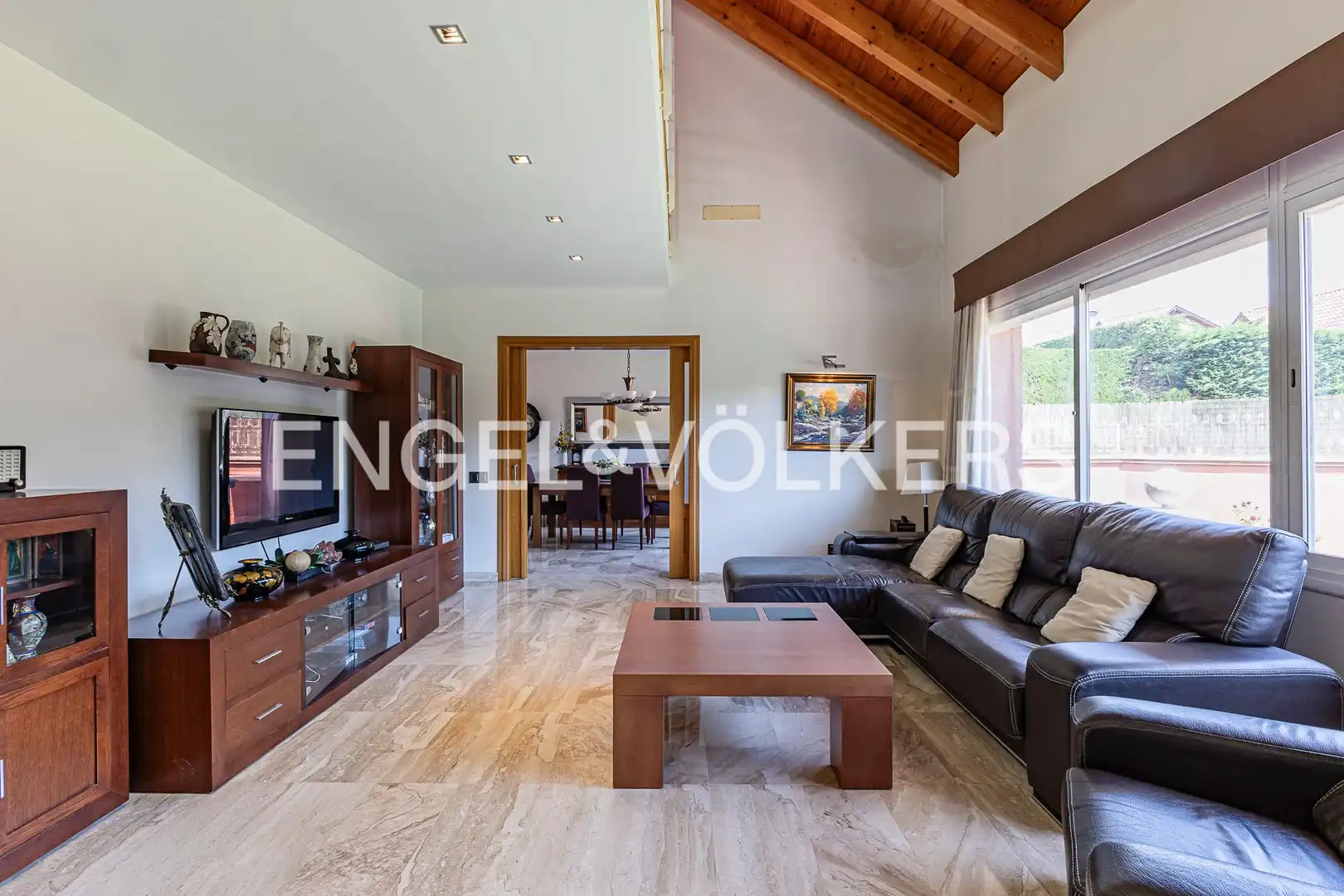 Sala d'estar de Casa o xalet en venda en Sant Cugat del Vallès amb Aire condicionat, Calefacció i Jardí privat