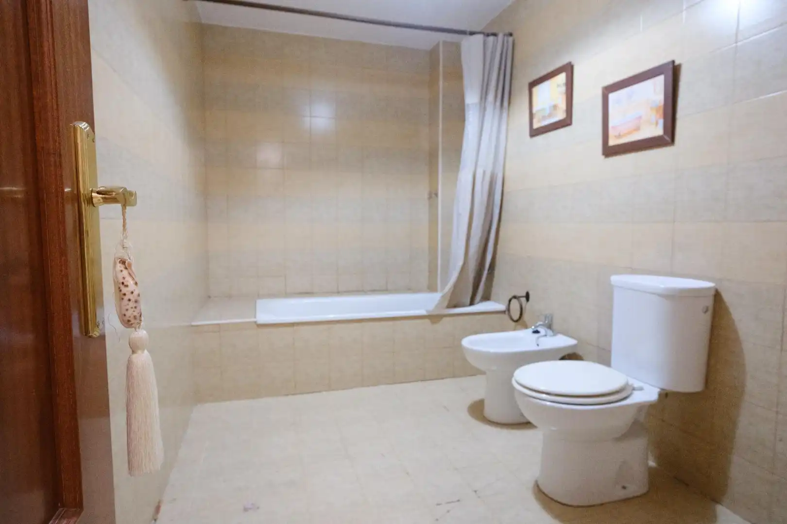 Badezimmer von Dachboden zum Verkauf in Pilas mit Klimaanlage und Terrasse