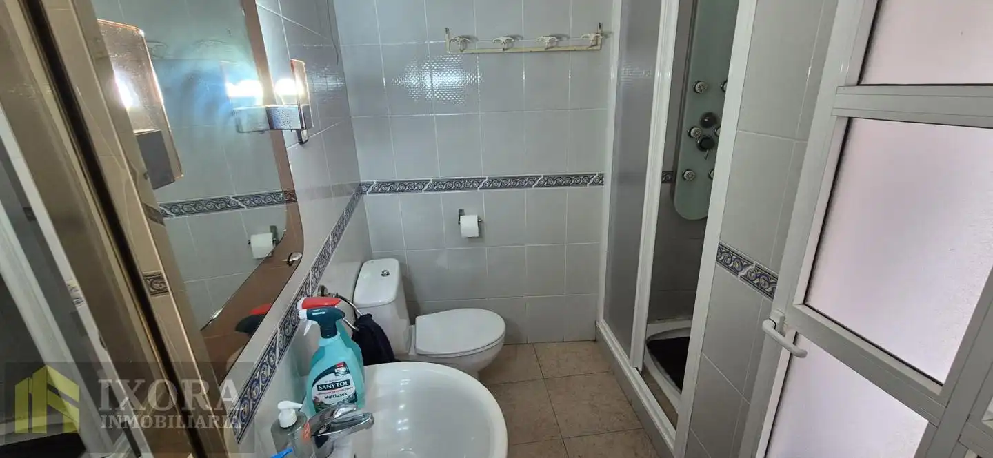 Bany de Casa o xalet en venda en Linares amb Aire condicionat i Terrassa