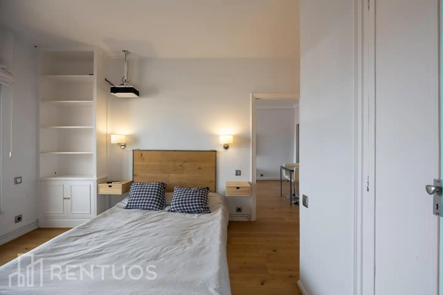 Schlafzimmer von Dachboden zur Miete in Madrid mit Klimaanlage, Parkett und Terrasse