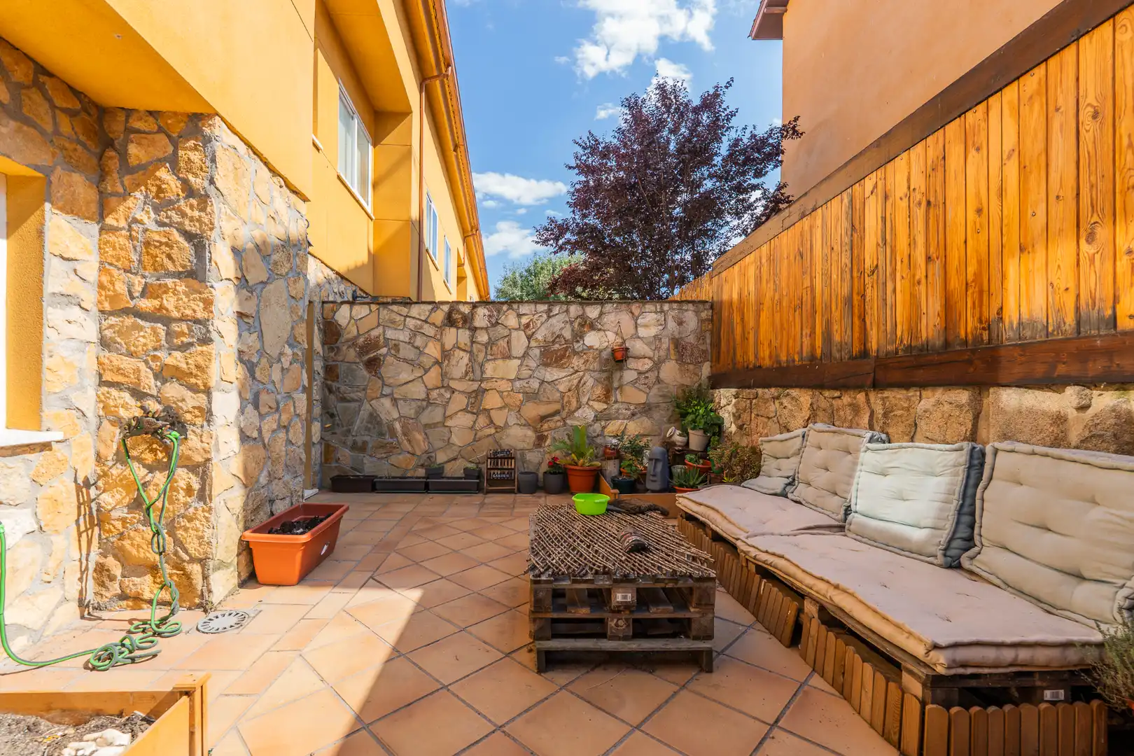 Terrassa de Casa adosada en venda en Navalafuente amb Calefacció, Jardí privat i Jacuzzi