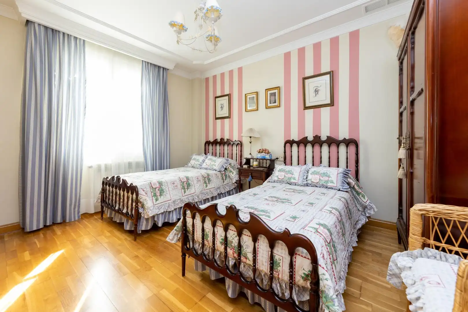 Dormitori de Casa adosada en venda en Granada amb Aire condicionat, Calefacció i Jardí privat