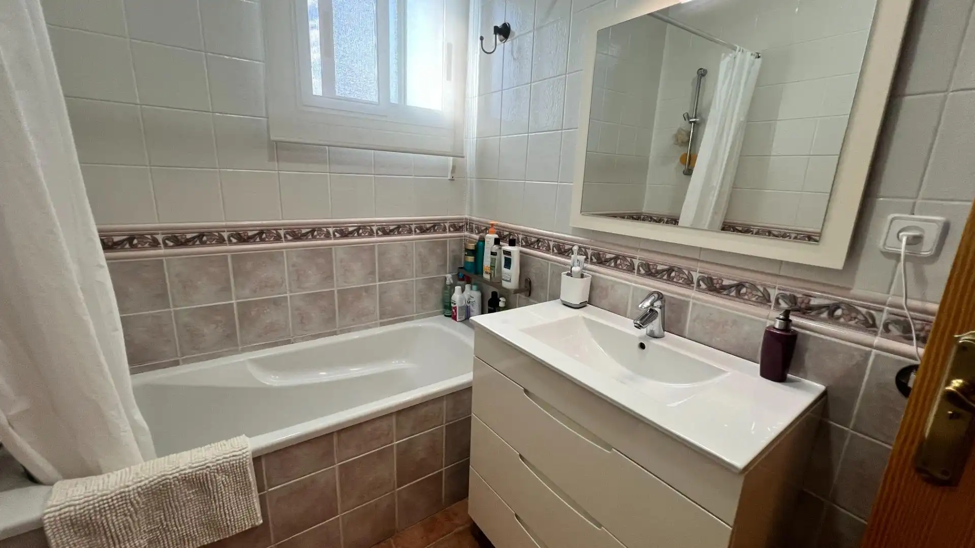 Bany de Casa o xalet en venda en Castellón de la Plana / Castelló de la Plana amb Aire condicionat, Jardí privat i Terrassa