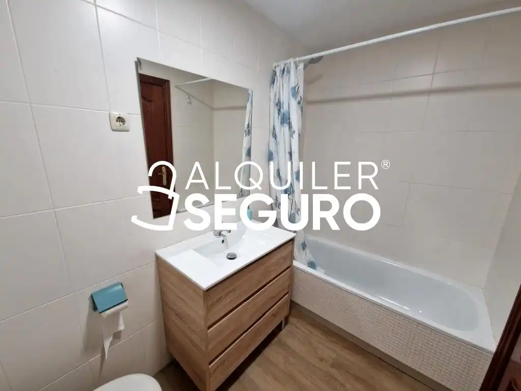 Baño de Piso de alquiler en Humanes de Madrid con Aire acondicionado, Calefacción y Terraza