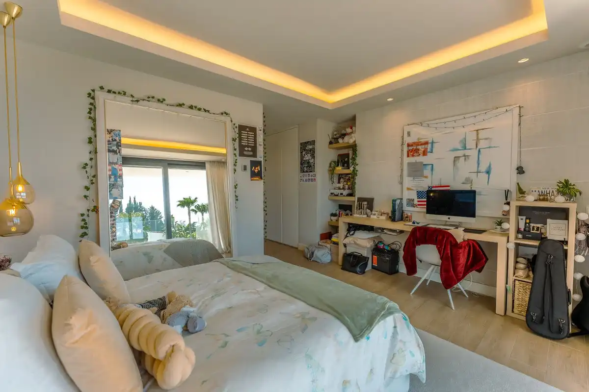 Dormitori de Casa o xalet de lloguer en Estepona amb Jardí privat, Piscina i Alarma