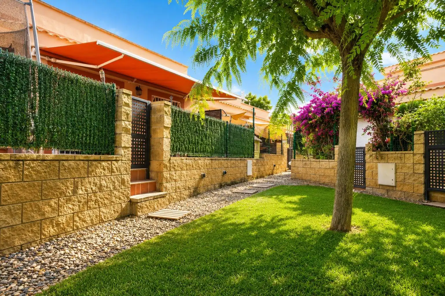 Vista exterior de Casa o xalet en venda en Mont-roig del Camp amb Jardí privat, Terrassa i Piscina comunitària
