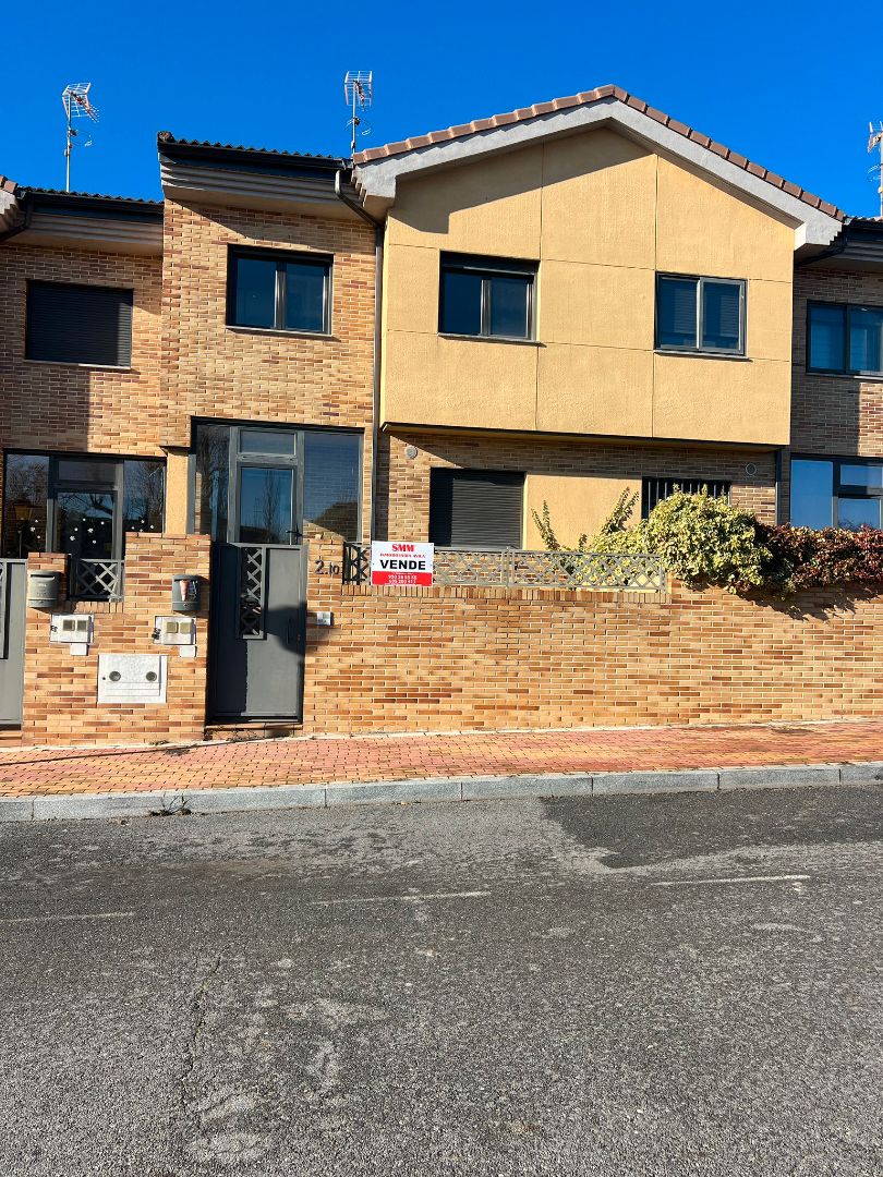 Vista exterior de Casa adosada en venda en Ávila Capital amb Calefacció i Jardí privat