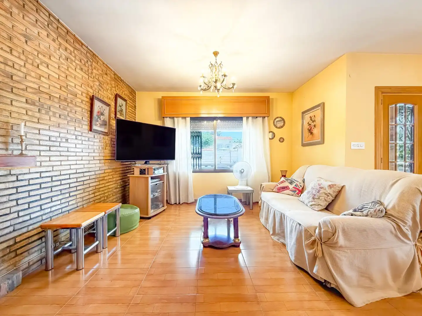 Sala d'estar de Casa o xalet en venda en L'Eliana amb Aire condicionat, Jardí privat i Terrassa