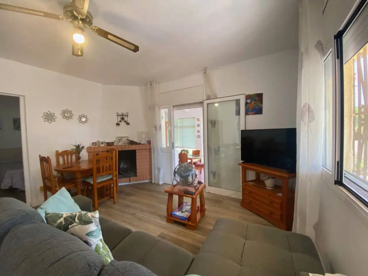 Sala d'estar de Casa o xalet en venda en Mont-roig del Camp amb Jardí privat, Piscina i Moblat