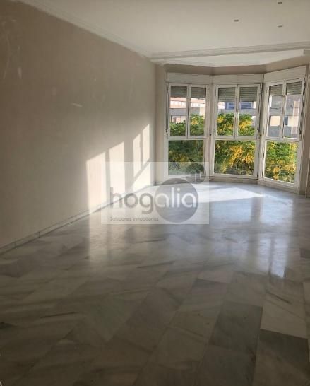 Dormitori de Pis de lloguer en  Sevilla Capital amb Aire condicionat i Piscina comunitària
