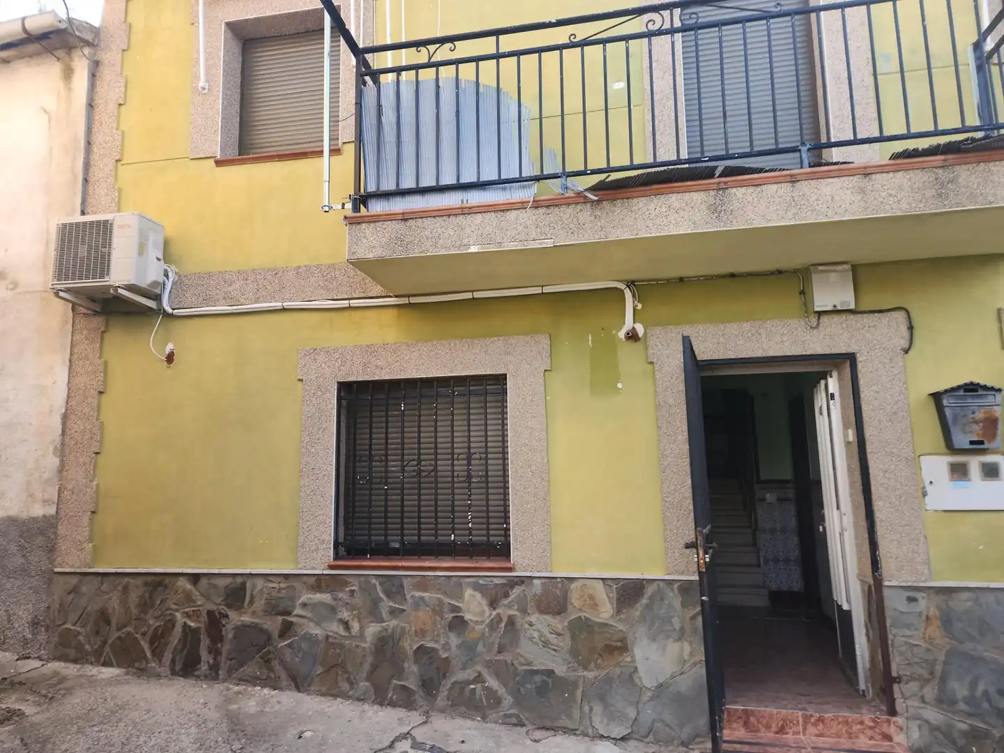 Vista exterior de Casa adosada en venda en Casas de Millán