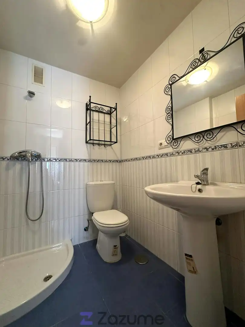 Baño de Piso de alquiler en Arcas del Villar con Calefacción, Trastero y Amueblado