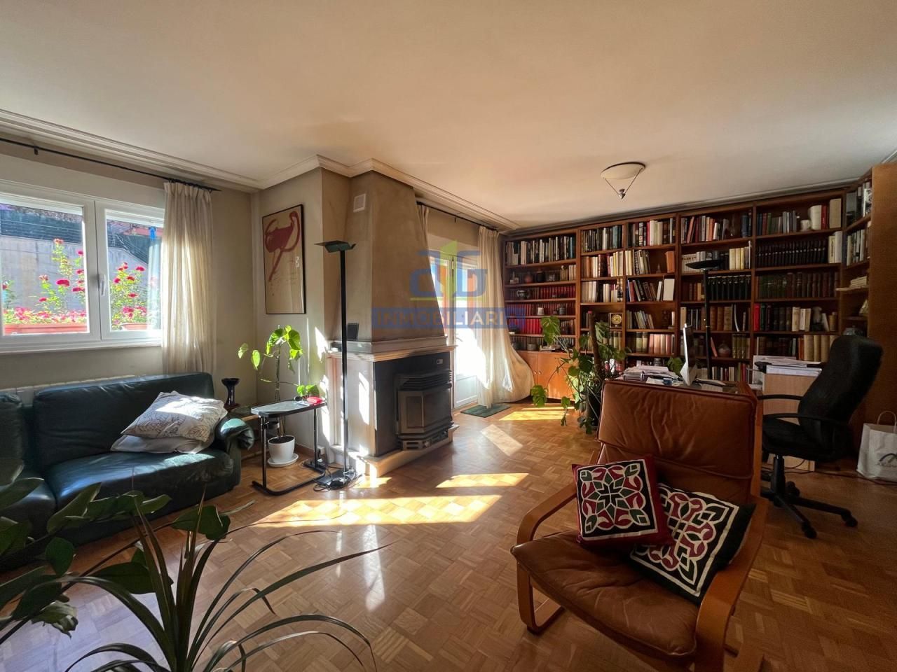 Sala d'estar de Casa adosada en venda en Villaquilambre amb Calefacció, Jardí privat i Parquet