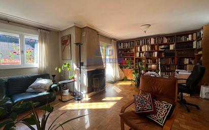 Sala d'estar de Casa adosada en venda en Villaquilambre amb Calefacció, Jardí privat i Parquet
