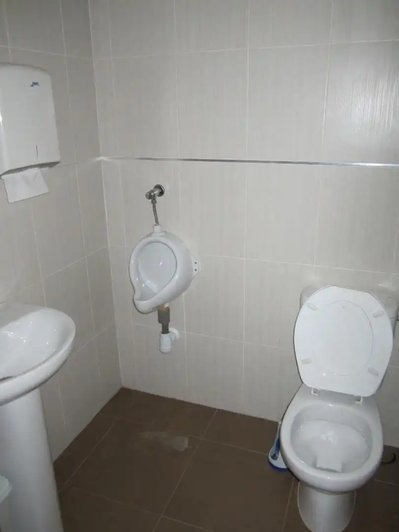 Baño de Oficina de alquiler en Riba-roja de Túria con Aire acondicionado