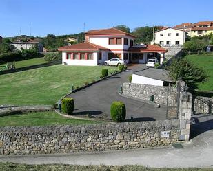 Vista exterior de Casa o xalet en venda en Llanes amb Calefacció, Jardí privat i Terrassa