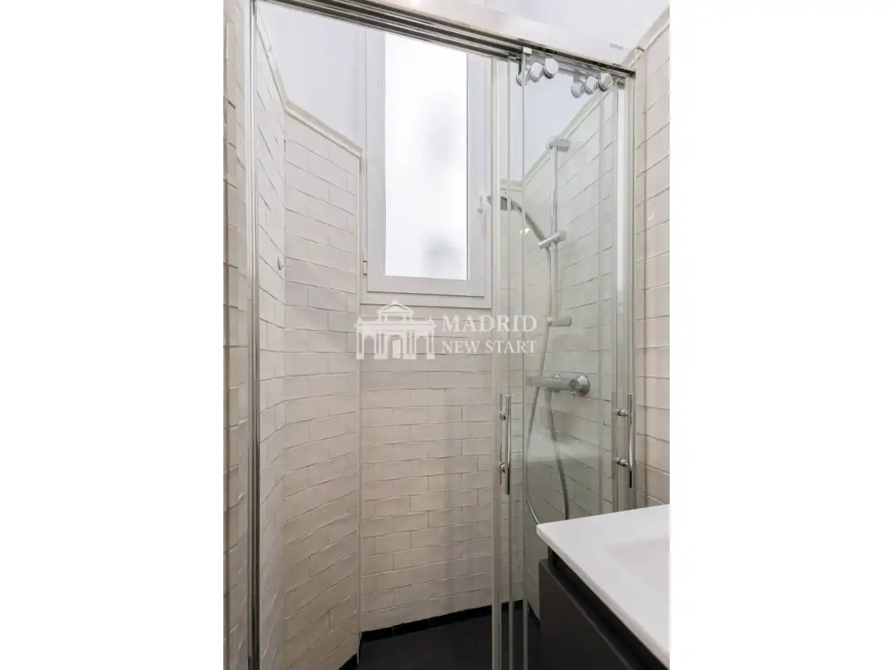 Bathroom of Flat for rent in Madrid  with Air Conditioner, Heating and Parquet flooring