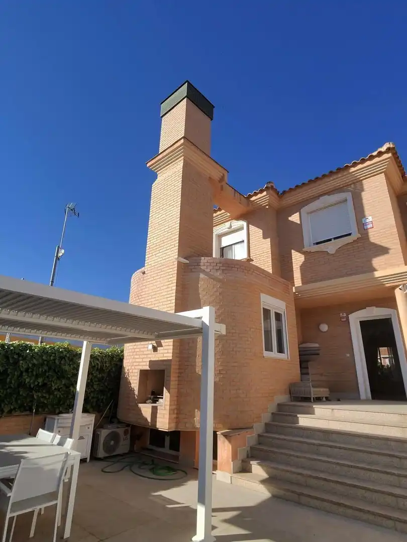 Vista exterior de Casa adosada en venda en Sant Joan d'Alacant