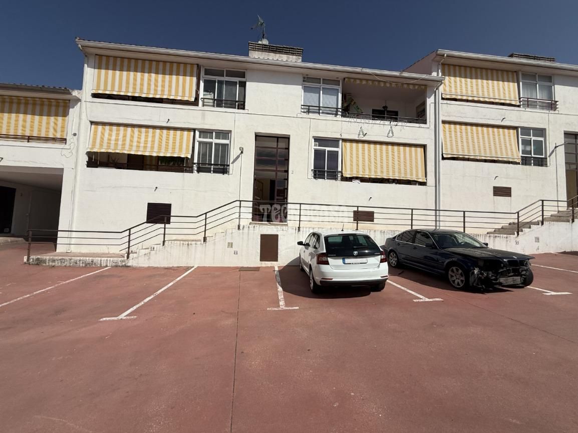 Vista exterior de Pis en venda en Torres de la Alameda amb Aire condicionat, Terrassa i Traster