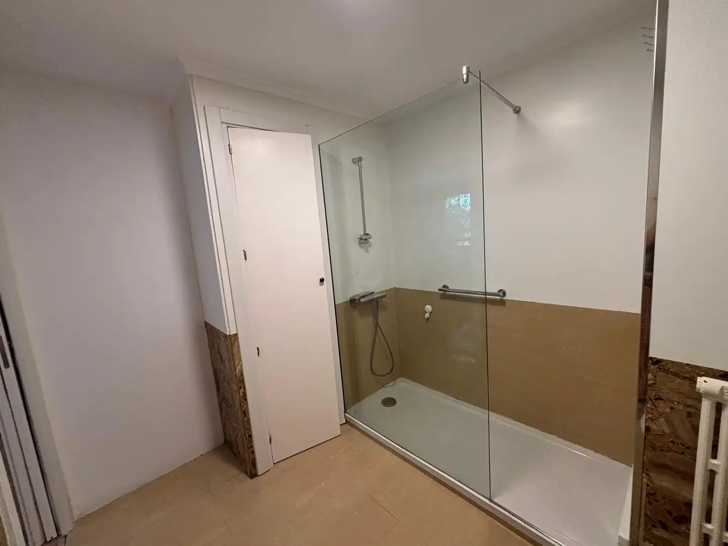 Badezimmer von Wohnung zur Miete in Madrid mit Klimaanlage, Heizung und Möbliert