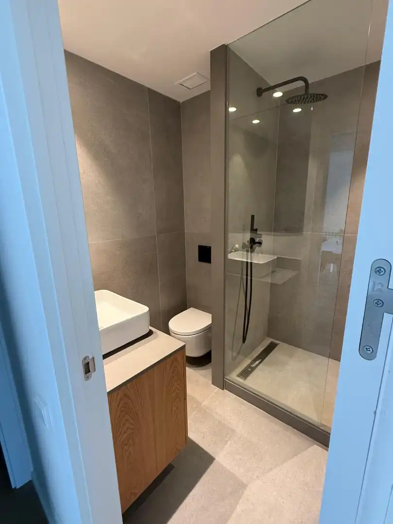 Badezimmer von Wohnung zur Miete in Barcelona mit Klimaanlage, Heizung und Terrasse