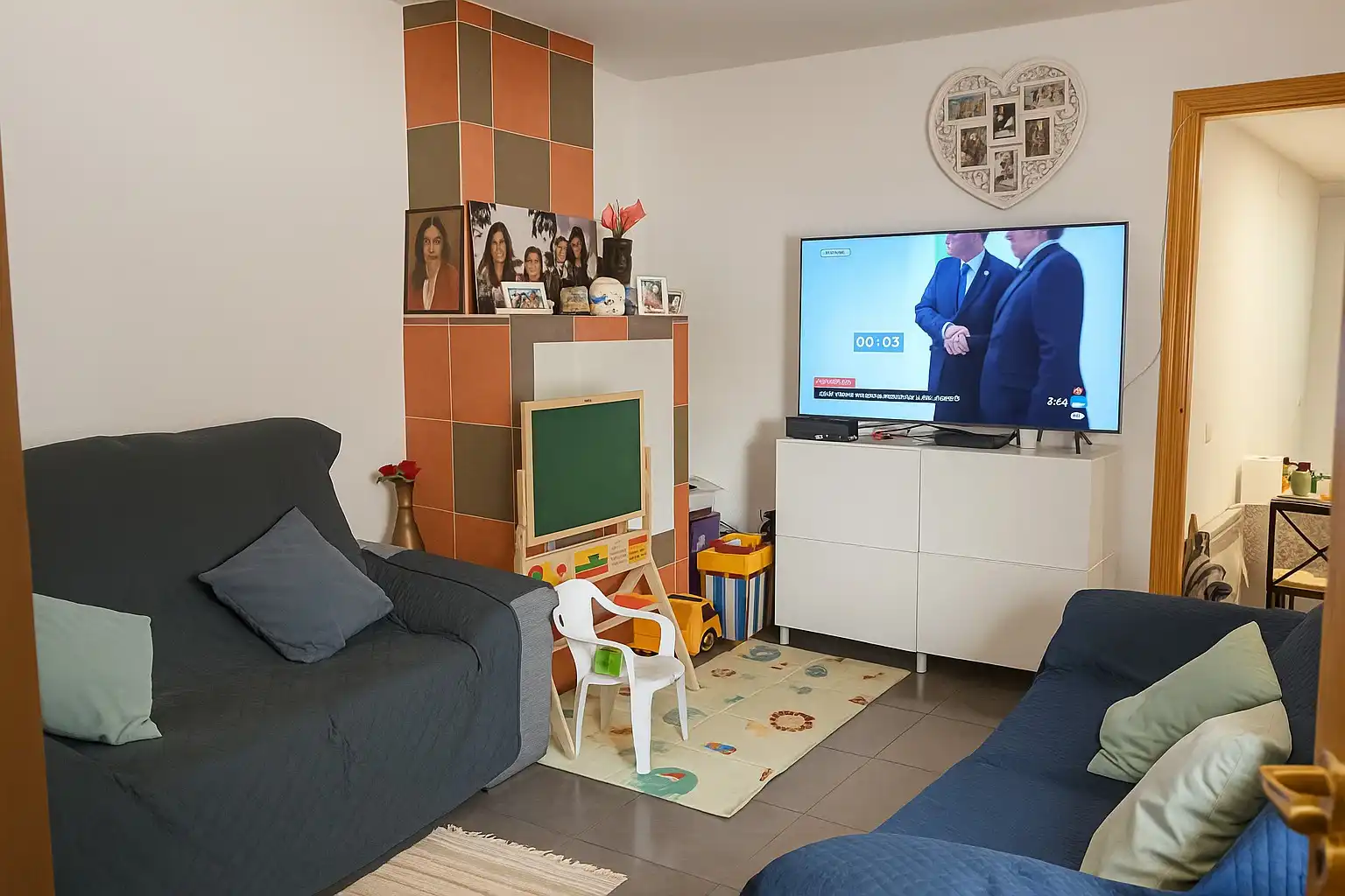 Sala d'estar de Casa o xalet en venda en Camuñas amb Calefacció, Jardí privat i Terrassa