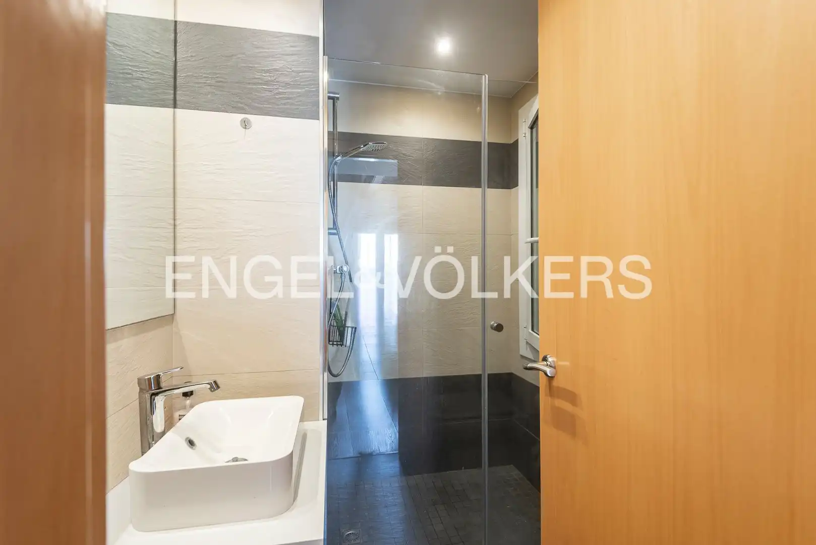 Bathroom of Attic for sale in Barcelona  with Air Conditioner, Heating and Furnished